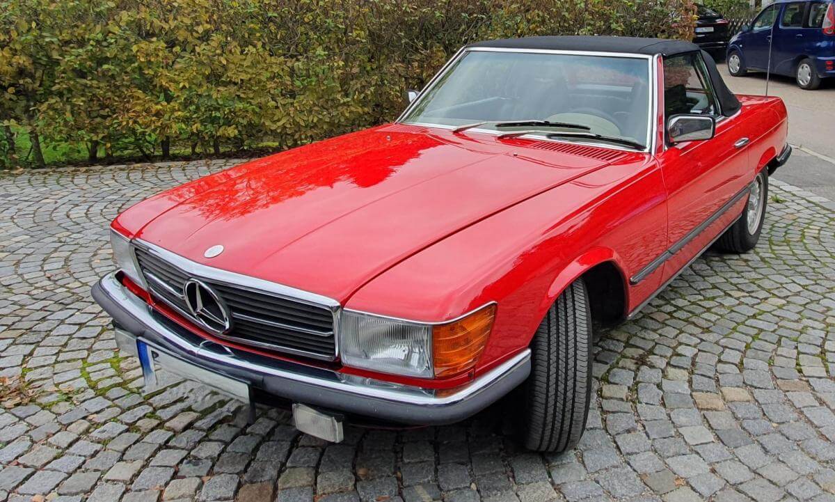 Dieses Foto zeigt den Mercedes-Benz SL 280, einen Oldtimer von 1980. Das Fahrzeug ist in einem top Zustand und das Verdeck und die Ledersitze wurden bereits komplett erneuert. Er verfügt außerdem über ein Handschaltgetriebe. Biete jetzt mit und ersteigere diesen wunderschönen R107!
