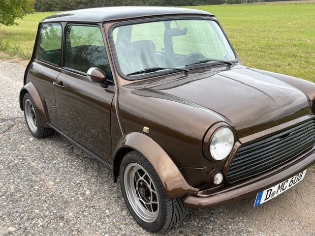 Mk V, im Schein als MK II geführt von 1990. Das Fahrzeug trägt die Farbe Marakesh-Braun-Metallic und verfügt über einen Himmel in Beige. Einfach sehr sehr schick! Außerdem ist dieser gepflegte Mini in einem guten Zustand, hat TÜV und eine sehr umfangreiche Sonderausstattung! Biete jetzt mit und ersteigere Fahrspaß pur!