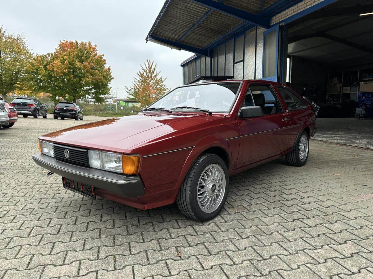 Dieses Foto zeigt den Volkswagen Scirocco GTL 1,8,einen Oldtimer von 1986 mit 1.8-L-Motor, 95 PS und nur 63.700 km Laufleistung. Er hat ein H-Kennzeichen, TÜV und ist unrestauriert. Er ist in einem top Zustand! Biete jetzt mit!