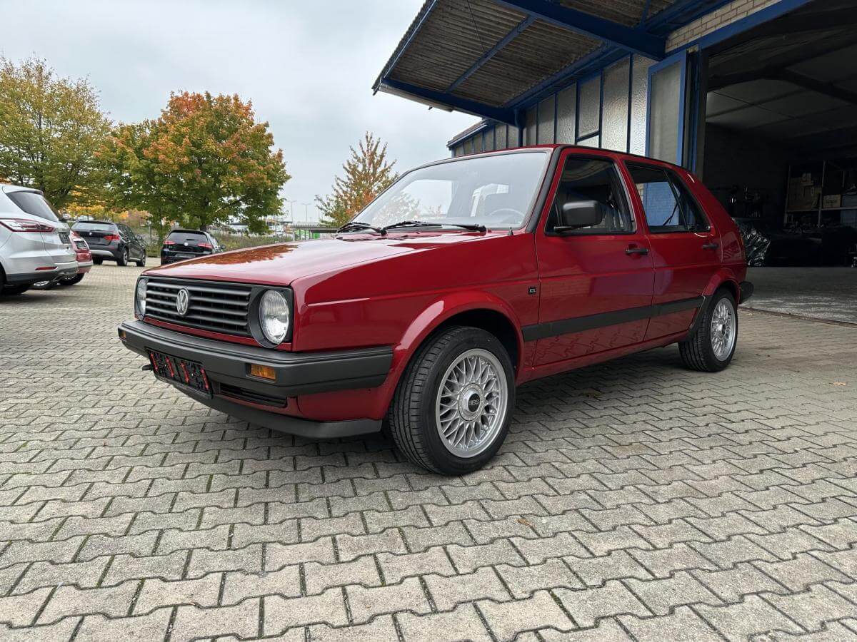 Dieses Foto zeigt den Volkswagen Golf 2 CL 1,3, einen Oldtimer aus dem Jahr 1990. Das Fahrzeug ist in einem guten unrestaurierten Zustand. Er hat TÜV, ein H-Kennzeichen und verfügt über einige Extras. Er ist nahezu im vollständigen Originalzustand. ein Original-VW-Radio, BBS-Leichtmetallfelgen und sämtliches Zubehör ist vorhanden z.B. ein Notrad, Werkzeug, Wagenheber etc. Er ist erst 91.500 Kilometer gelaufen. Biete jetzt mit!