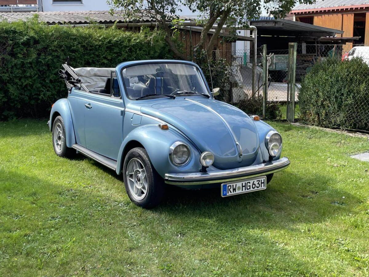Dieses Foto zeigt das VW Käfer 1303 LS Cabrio, einen Oldtimer von 1973. Der Oldtimer wurde einer umfassenden Vollrestauration unterzogen und hat nur 23.000 km auf dem Tacho. Ein Wertgutachten mit der Note 2- liegt vor. Das Cabrio verfügt über ein H-Kennzeichen und hat einen neuen TÜV ohne Mängel erhalten. Biete jetzt mit und ersteigere diesen Klassiker.