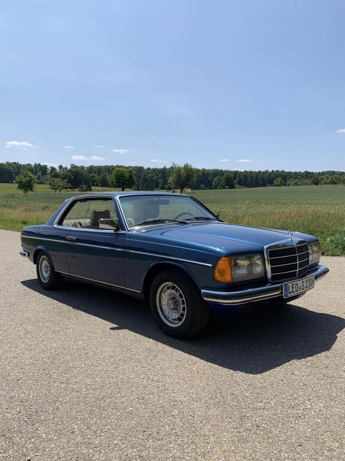 Dieses Bild zeigt den Mercedes-Benz 230 C, einen Oldtimer aus dem Jahr 1977. Das Coupé ist in einem top Zustand und besitzt ein Gutachten der Note 2+. Es hat TÜV und ein H-Kennzeichen und bietet einige Extras! Bieten Sie jetzt mit und ersteigern diesen blauen Klassiker mit beiger Innenausstattung (Teilleder).
