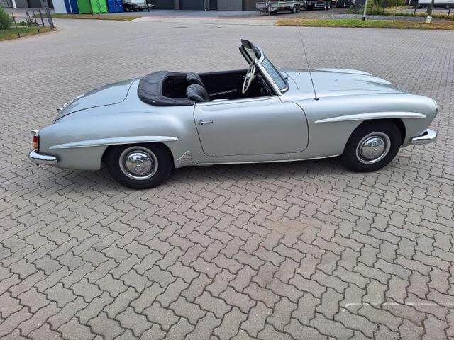 Dieses Foto zeigt den Mercedes-Benz 190 SL, einen Oldtimer aus dem Jahr 1961. Das Fahrzeug ist in einem hervorragenden Zustand und besitzt ein Gutachten der Note 2. Er verfügt über TÜV und ein H-Kennzeichen. Besonders hervorzuheben ist der niedrige Kilometerstand mit nur 31.000 Kilometern!