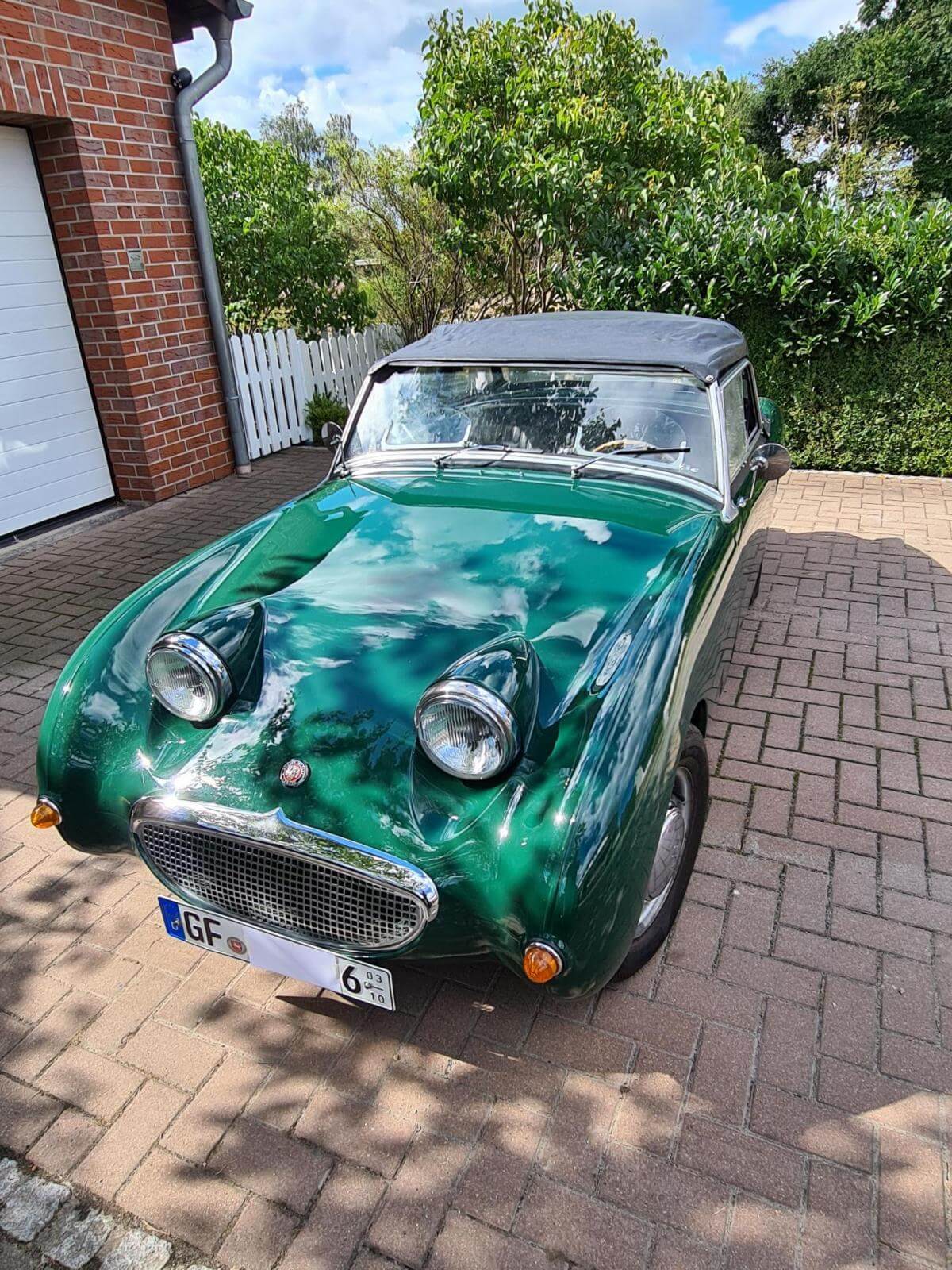 Dieses Foto zeigt den Austin Healey Sprite MKI, einen Oldtimer von 1960. Dieser „Frogeye/Bugeye“ ist in der wunderschönen Farbkombination British-Racing-Green/Schwarz und steht immer in der trockenen Garage. Er verfügt über einen 1275 cm³ Motor mit 67 PS. Zustätzlich wird viel Zubehör dazu verschenkt. Bieten Sie jetzt mit