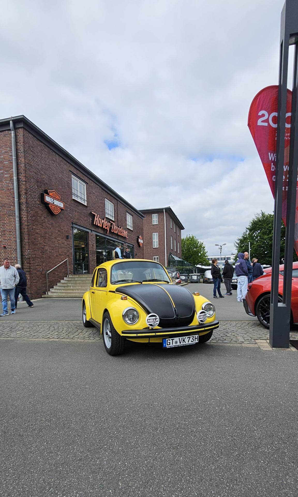 Dieses Foto zeigt den VW Käfer 1303, einen Oldtimer aus dem Jahr 1973. Das Fahrzeug wurde aufwändig und fachgerecht vollrestauriert. Es hat TÜV und ein Gutachten der Note 2+! Es weißt außerdem eine lückenlose Historie aus und bietet GSR-Sitze und ein GSR-Sportlenkrad. Wir mögen den Fahrspaß mit satten 90-95 PS! Biete jetzt mit!