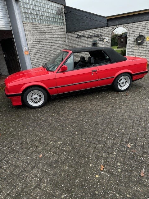 Dieses Foto zeigt den BMW 318i Cabrio, einen Oldtimer von 1991. Das Fahrzeug ist in einem außergewöhnlich guten Zustand und verfügt über ein Gutachten der Note 2+. Der Wagen ist erst 85.000 Kilometer gefahren worden und ist in der wunderschönen Farbkombination außen Rot und innen Schwarz (Leder). Er verfügt über TÜV, 1800 cm³ Hubraum und bietet einige Extras (wie z.B. eine Alarmanlage). Bieten Sie jetzt mit!
