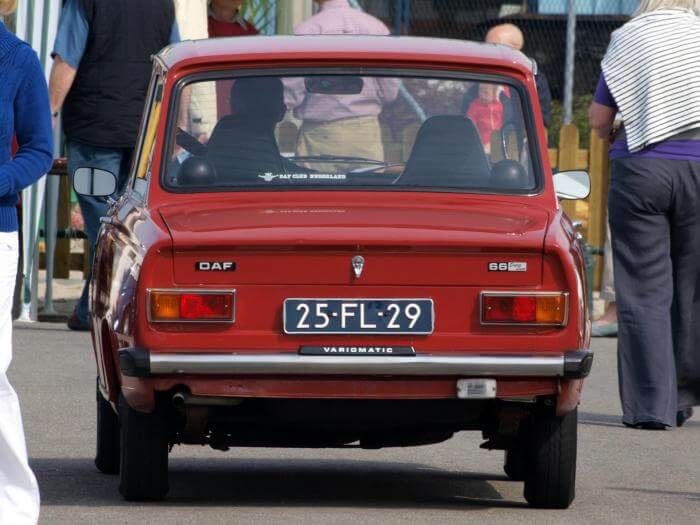 Heck eines roten DAF 66 Oldtimers aus dem Jahr 1966