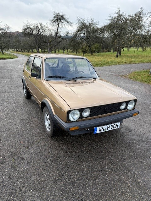 Dieses Foto zeigt den VW Golf 1 LX, einen Oldtimer aus dem Jahr 1983. Das Fahrzeug ist in einem guten Zustand und hat TÜV. Es verfügt über 1085 cm³ Hubraum und ist erst 138.000 km gelaufen! Die Farbe Inari Silver Metallic (LA1V) passt super zum 80er Jahre Look dieses Klassikers. Bieten Sie jetzt mit und ersteigern diesen gepflegten Oldtimer!