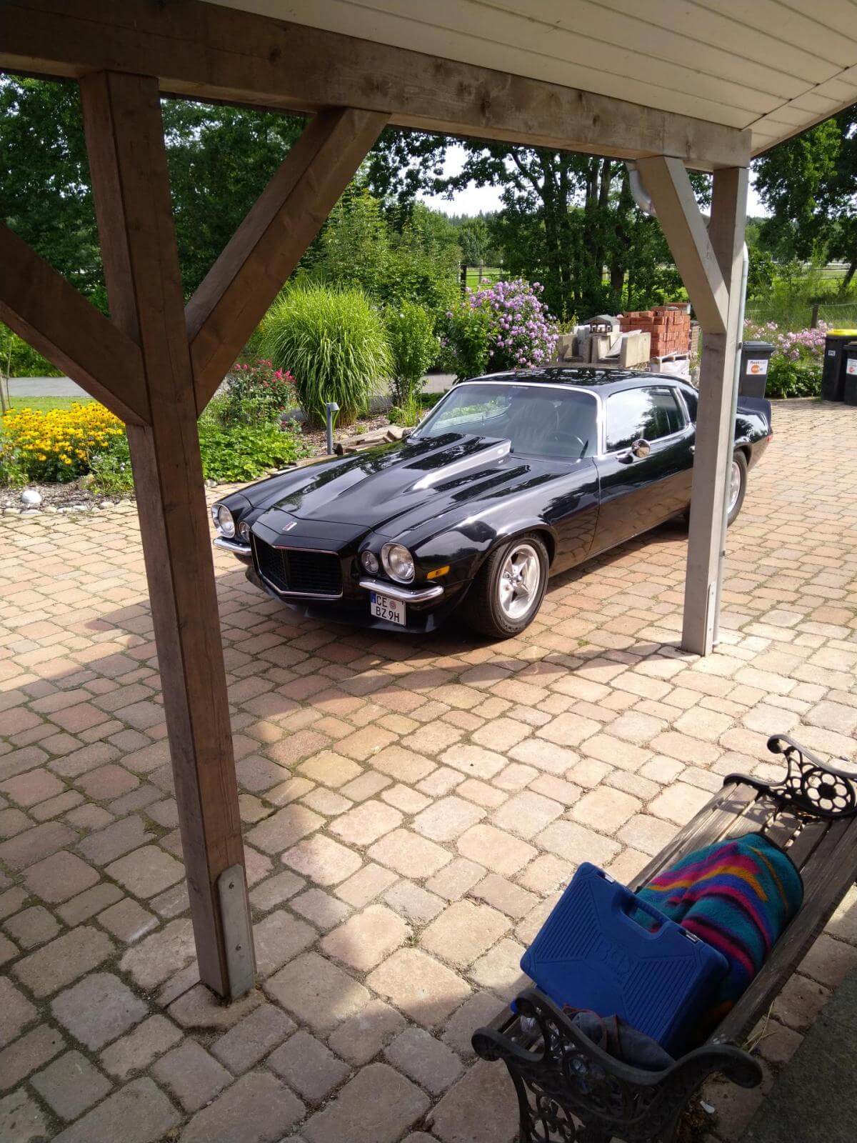 Dieses Foto zeigt den Chevrolet Camaro, einen Oldtimer aus dem Jahr 1971. Das Fahrzeug befindet sich in einem top Zustand und verfügt über ein Gutachten der Note 2. Es wurde komplett neut aufgebaut, mit vielen Neuteilen. Das Fahrzeug besitzt ein 454 cui Chevy Big Block und ein 3-Gang-Automatikgetriebe. Die Farbe Schwarz/Schwarz mit der Lederausstattung steht diesem Chevy ausgezeichnet! Biete jetzt mit und ersteigere American Muscle in Perfektion!