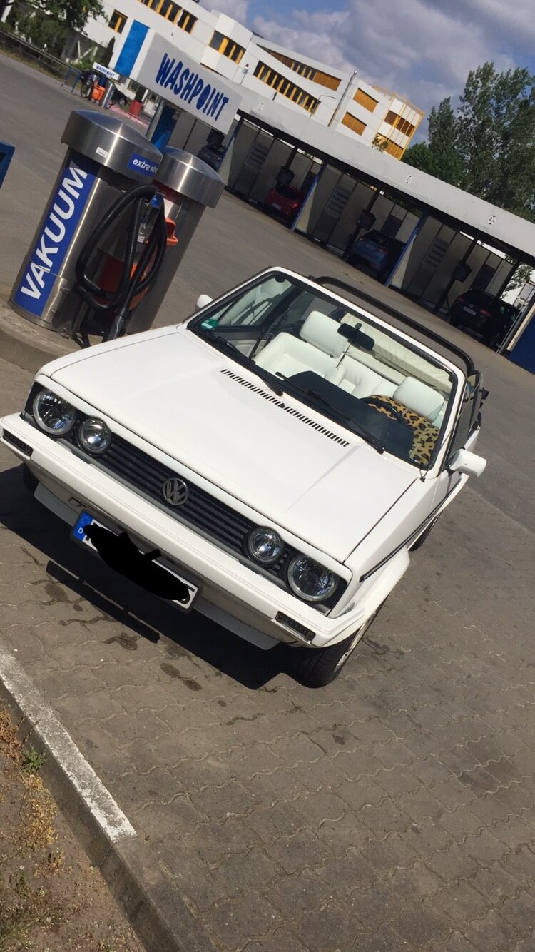 Dieses Foto zeigt den VW Golf 1 Cabrio, einen Oldtimer von 1988. Das Fahrzeug ist in der Farbkombination Weiß/Weiß mit Lederausstattung. Es verfügt über einen 1,8L Motor mit 95 PS. Es hat frischen TÜV und befindet sich in einem gepflegten Zustand (Gutachten Note 3). Einige Arbeiten wurden bereits vorgenommen. Bieten Sie jetzt mit!