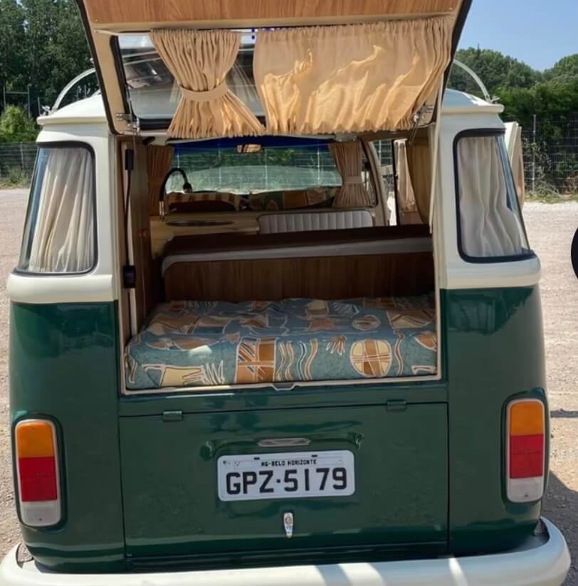 Dieses Foto zeigt den Volkswagen T2, einen Oldtimer von 1980. Das Fahrzeug ist vollrestauriert und ist erst 50.000 km gelaufen. Es verfügt über eine französchische Zulassung und ist frisch gewartet. Der Ausbau ist mit hellem Holz, einer LED Beleuchtung, SOLAR und eine Kühlung und ein Klapptisch mit einer Sitzbank mit Gurten ist auch vorhanden. Bieten Sie jetzt mit!