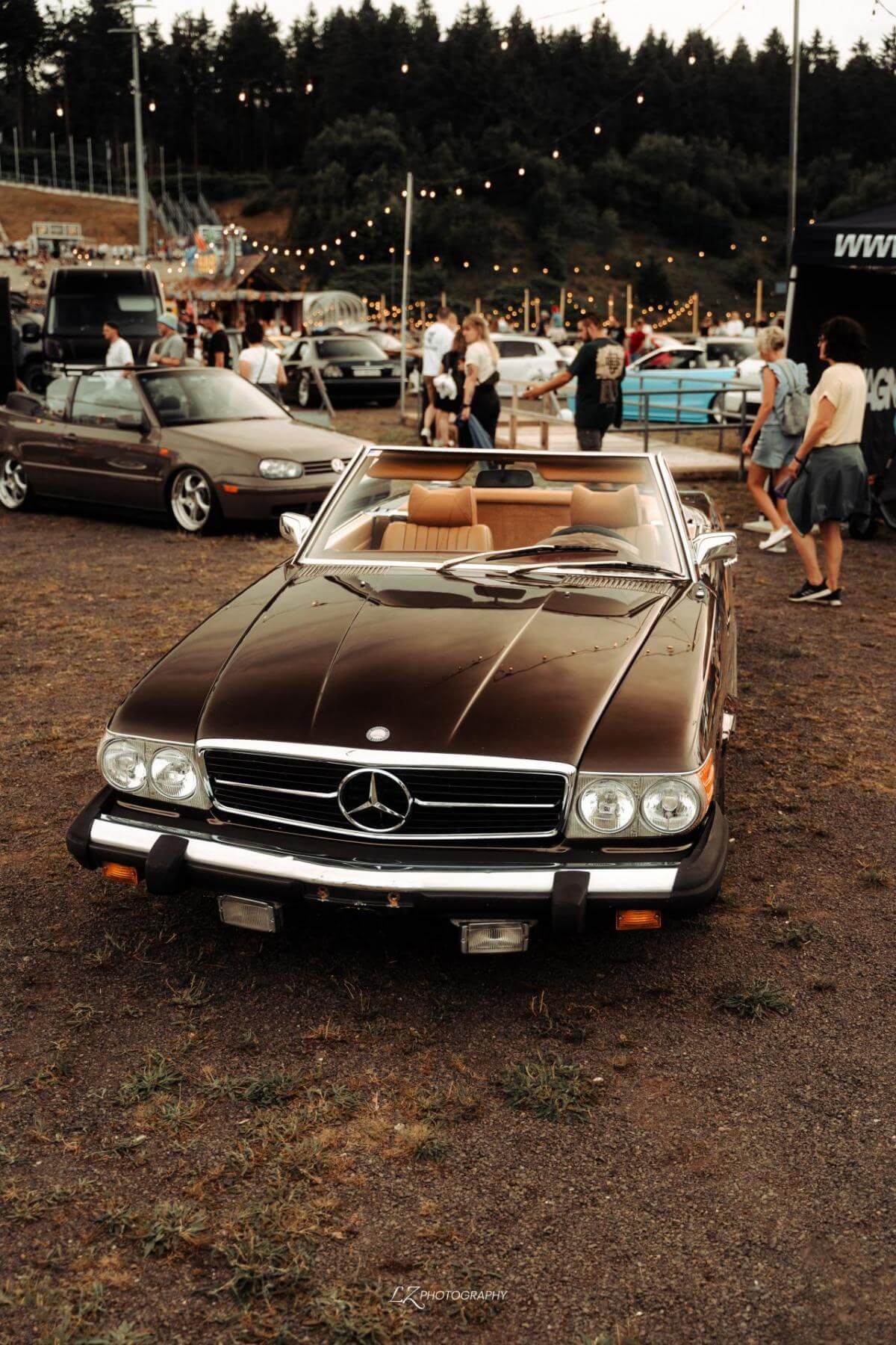 Dieses Foto zeigt den Mercedes-Benz SL R107 450 V8, einen Oldtimer aus dem Jahr 1974. Das Fahrzeug stammt ursprünglich aus Florida, wurde dann aber für den dt. Markt umgebaut. Es hat TÜV und ist in einem guten Zustand (Gutachten Note 2-). Es wurde 110.234 Kilometer bewegt und ist in der Farbe Braun/Braun mit Leder im Innenraum. Bieten Sie jetzt mit!