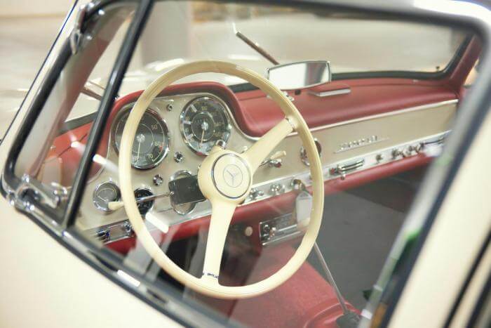 Cockpit eines Mercedes-Benz 300 SL Oldtimers