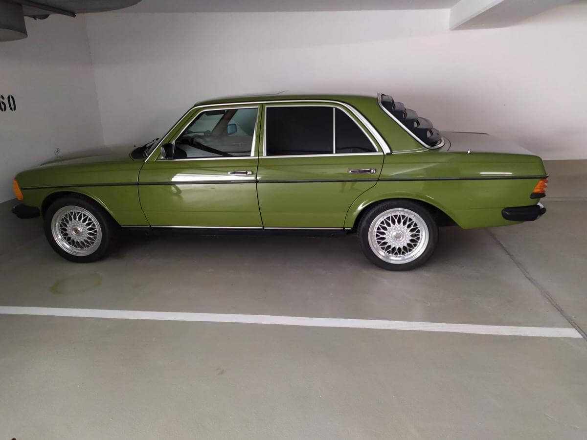 Dieses Foto zeigt den Mercedes-Benz W123, einen Oldtimer von 1981. Das Fahrzeug bietet einen 5-Zylinder Dieselmotor mit 65 kW und 88 PS mit 2.983 ccm Hubraum. Dieser grüne Klassiker befindet sich in einem sehr gepflegten Zustand und besitzt ein Gutachten der Note 2! Er hatte erst 2 Vorbesitzer und besitzt TÜV bis 2027. Das Fahrzeug verfügt außerdem über eine elektr. Antenne und ein Schiebedach. Bieten Sie jetzt mit!