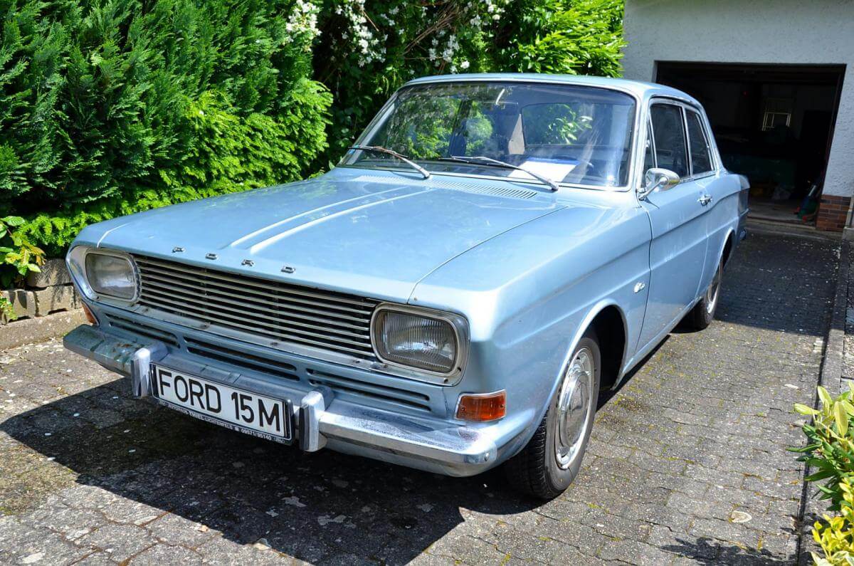 Dieses Foto zeigt den Ford Taunus 15M P6, einen Oldtimer von 1970. Das Fahrzeug ist aus 2. Hand und in einem gepflegten Zustand. Es besitzt ein Oldtimergutachten und einen Kilometerstand von 80352. Die 2-türige Limousine kommt mit der XL-Ausstattung. Farbe Silbermetallic, Innenausstattung Stoff in Blau, mit Holzapplikationen. Biete jetzt mit und ersteigere diesen gepflegten Klassiker!