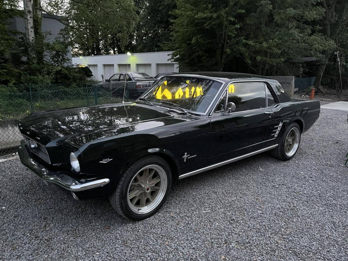 Dieses Foto zeigt den Ford Mustang, einen Oldtimer von 1966. Das Fahrzeug kommt im begehrten 2-Door Hardtop, in Grün-Metallic und im Innenraum mit der seltenen schwarzen Pony Deluxe Lederausstattung. Top Zustand. Gutachten liegt vor! Der kraftvolle Motor mit 4.660 ccm Hubraum in der Kombination mit dem 4-Gang-Schaltgetriebe sorft für pure Power! Scheibenbremsen vorne und hinten sowie einem Bremskraftverstärker sorgen zusätzlich für Komfort und Sicherheit. Ein Highlight ist die Flowmaster Doppelauspuffanlage, die für den rauen puren Sound verantwortlich ist. Biete jetzt mit und ersteigere diesen Klassiker!