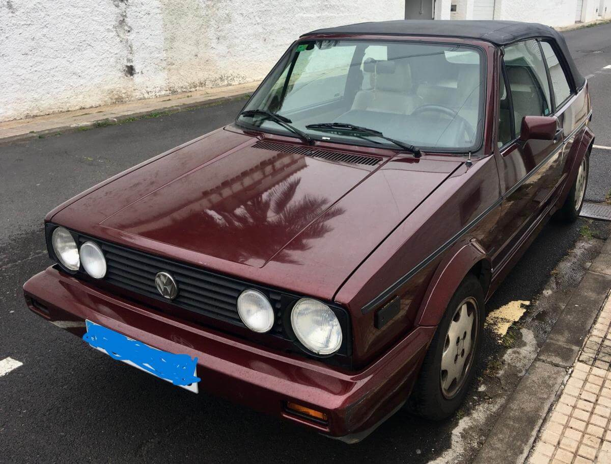 Dieses Foto zeigt den Volkswagen Golf I Cabriolet, einen Oldtimer aus dem Jahr 1993. Das Fahrzeug ist in einem guten Zustand und kommt aus den USA. Es hatte nur einen Vorbesitzer und wurde steht gepflegt und in der Garage trocken geparkt. Die Ausstattung ist hochwertig! Als Collector’s Edition speziell für den US-Markt gebaut, verbindet es den ikonischen Charakter des klassischen Golf Cabriolets mit einer außergewöhnlich umfangreichen Ausstattung. Biete jetzt mit und ersteigere dieses Sammlerstück!