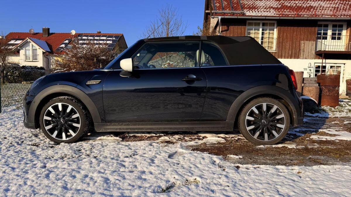 Dieses Foto zeigt den MINI Cabrio Cooper, ein Fahzeug aus 2024, dass definitiv das Potential zum zukünftigen Klassiker hat! Es ist einer der Letzten vor Auslauf der Serie. Es verfügt über einen Doppelauspuff und ein Interieur mit Kippschalter und 1998 ccm Hubraum. Das Fahrzeug ist in einem top Zustand und ist erst 36.000 km gelaufen. Bieten Sie jetzt mit!