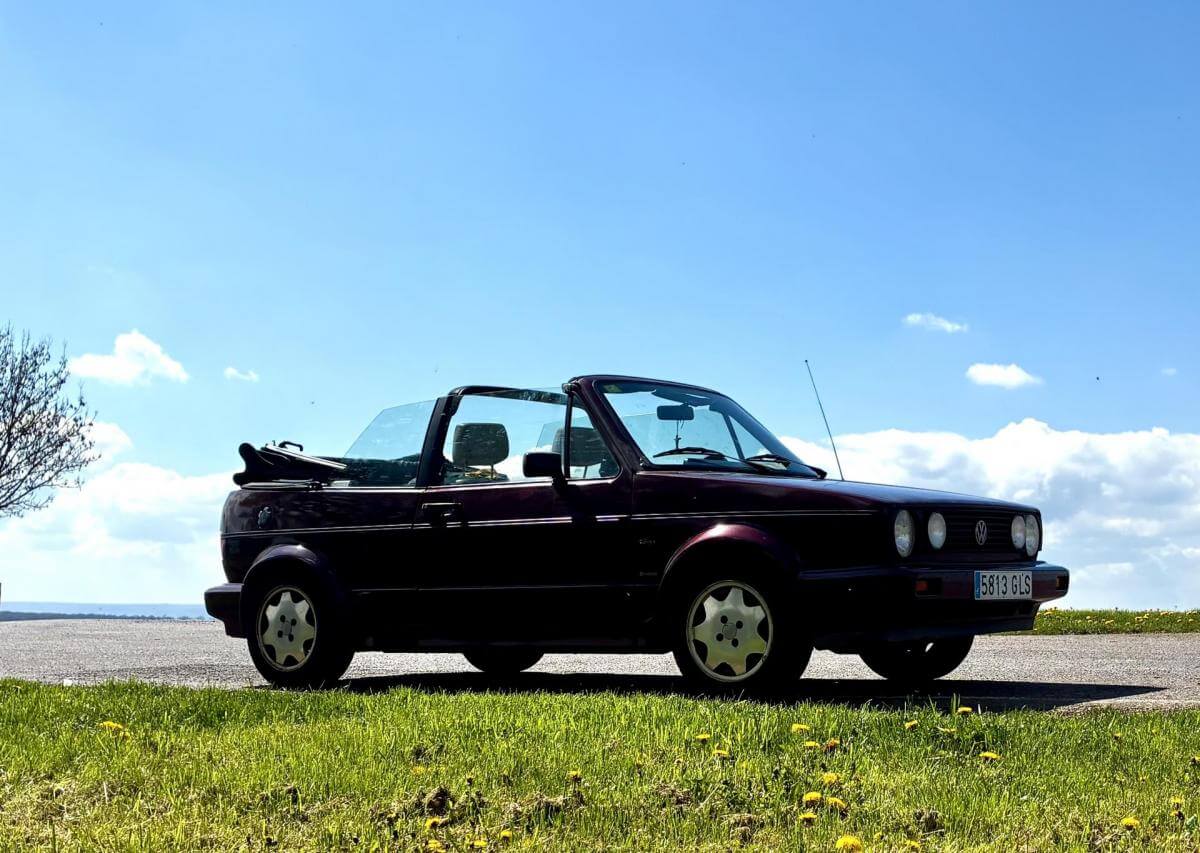 Dieses Foto zeigt den Volkswagen Golf I Cabriolet, einen Oldtimer aus dem Jahr 1993. Das Fahrzeug ist in einem guten Zustand und kommt aus den USA. Es hatte nur einen Vorbesitzer und wurde steht gepflegt und in der Garage trocken geparkt. Die Ausstattung ist hochwertig! Als Collector’s Edition speziell für den US-Markt gebaut, verbindet es den ikonischen Charakter des klassischen Golf Cabriolets mit einer außergewöhnlich umfangreichen Ausstattung. Biete jetzt mit und ersteigere dieses Sammlerstück!