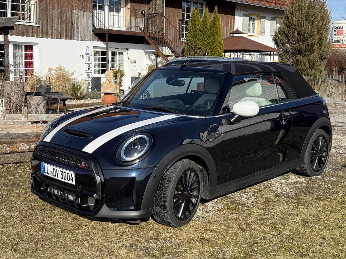 Dieses Foto zeigt den MINI Cabrio Cooper, ein Fahzeug aus 2024, dass definitiv das Potential zum zukünftigen Klassiker hat! Es ist einer der Letzten vor Auslauf der Serie. Es verfügt über einen Doppelauspuff und ein Interieur mit Kippschalter und 1998 ccm Hubraum. Das Fahrzeug ist in einem top Zustand und ist erst 36.000 km gelaufen. Bieten Sie jetzt mit!
