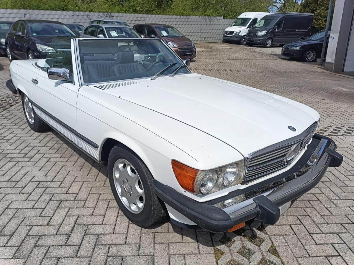 Dieses Foto zeigt den Mercedes-Benz 560 SL, einen Oldtimer von 1987. Das Fahrzeug ist top gepflegt und hat nur 68.017 km gelaufen. Der SL besitzt ein H-Kennzeichen und ist in der seltenen Farbkombination Arktikweiß/Royalblau (Leder). Er hat einen 5,6 Liter V8-Motor mit 231 PS und viele Erneuerungen wurden bereits vorgenommen. Biete jetzt mit und ersteigere diesen wunderschönen Klassiker!