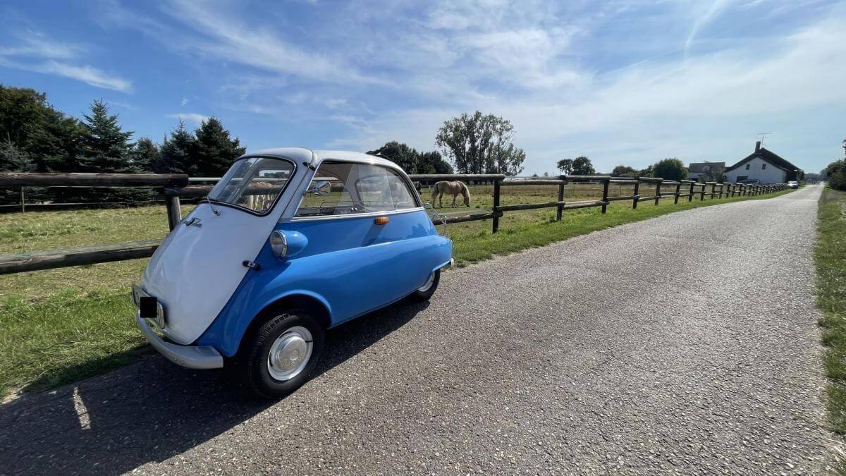 Dieses Foto zeigt die BMW Isetta 250, eines der beliebtesten Mikroautos der Oldtimerszene! Dieser blau-weiße top restaurierte Klassiker verfügt über TÜV, ein H-Kennzeichen und ein Gutachten mit der Note 1-. Wir lieben die Variante mit dem Faltdach. Bieten Sie jetzt mit und ersteigern Sie diesen kultigen Klassiker!