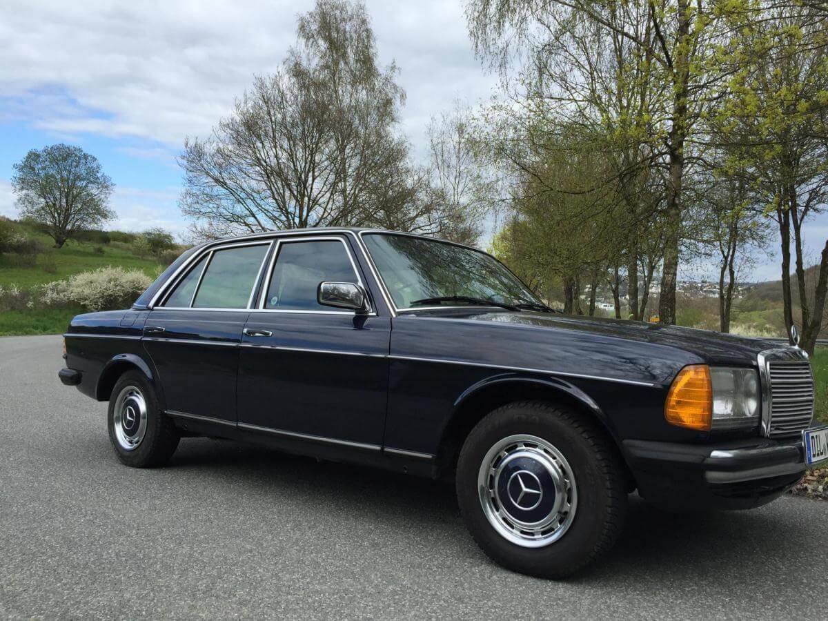 Dieses Foto zeigt den Mercedes-Benz W123, einen Oldtimer von 1982. Das Fahrzeug befindet sich in einem top gepflegten und guten Zustand. Es besitzt TÜV und wurde die letzten 10 Jahre ausschließlich in der Original-Mercedes-Werkstatt gewartet. Er hat einen 2,3 Liter Motor und trägt die wunderschöne Farbe Dunkelblau. Ein echter Hingucker! Mit dem Automatik-Getriebe, der elektrischen Antenne und dem elektrischen Schiebedach wirkt er modern und luxuriös. Bieten Sie jetzt mit und ersteigern diesen Klassiker!