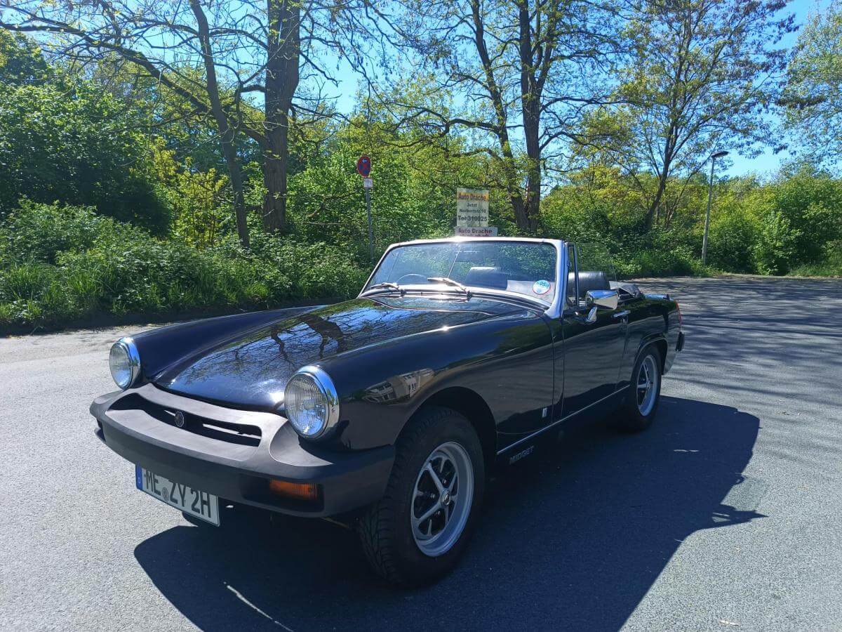 Dieses Foto zeigt den MG Midget, Oldtimer von 1979, der sich in einem guten Zustand befindet. Er verfügt über ein H-Kennzeichen und TÜV und ist Teil der "Black Batch", der letzten auf 500 Fahrzeuge limitierten Produktserie. Dies wird durch das Heritage Certificate des British Motor Industry Heritage Trust (BMIHT) bestätigt. Das Fahrzeug ist rechtsgelenkt. Bieten Sie jetzt mit und ersteigern dieses Sammlerstück!