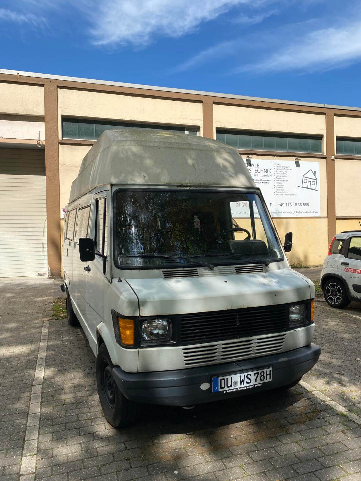 Dieses Foto zeigt den Mercedes-Benz 601 / t208, einen Oldtimer von 1978. Es handelt sich um den Westfalia Camper mit klassischem Westfalia Vintage-Innenraum, mit 2,3 Liter Motor und H-Kennzeichen. TÜV ist ebenfalls noch vorhanden. Der Wohnmobilausbau bietet einige Extras! Biete jetzt mit.