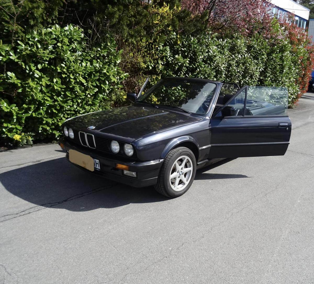 Dieses Foto zeigt den BMW E30, einen Oldtimer von 1987. Das Fahrzeug ist in einem guten Zustand (Wertgutachten der Note 2), und verfügt über ein H-Kennzeichen und TÜV. Es trägt eingetragene Borbet LM-Felgen, ein Original Hardtop und die Innenausstattung besteht aus schwarzem Leder. Biete jetzt mit und ersteigere diesen Klassiker!