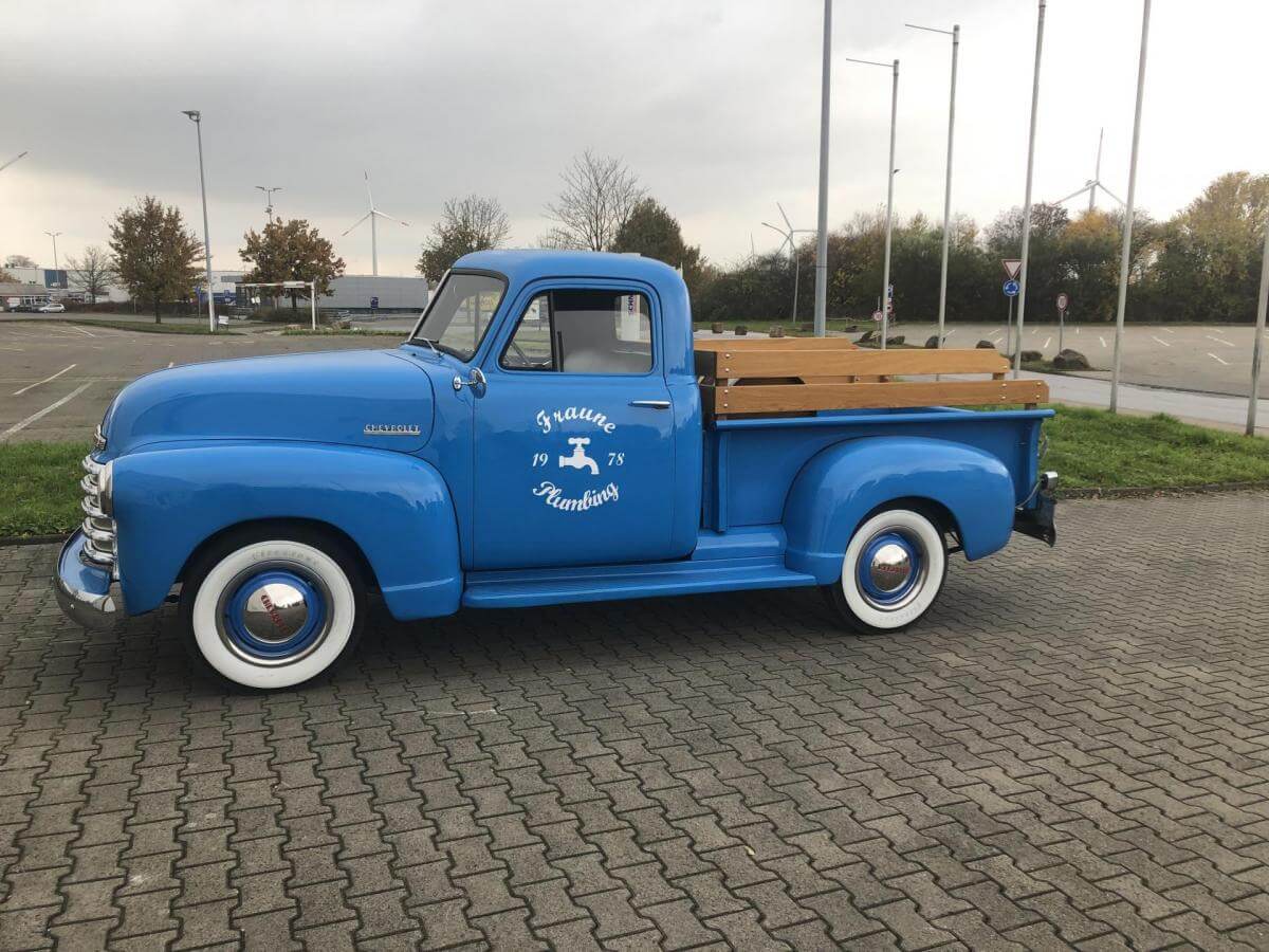 Dieses Foto zeigt den Chevrolet 3100, einen liebevoll gepflegten Oldtimer von 1951. Er ist auf 12 Volt umgerüstet, die Bremsen sind überholt und er verfügt über neue Weisswandreifen. Die Ladefläche besteht aus Holz mit Edelstahlstreben. Biete jetzt mit und ersteigere diesen Klassiker!
