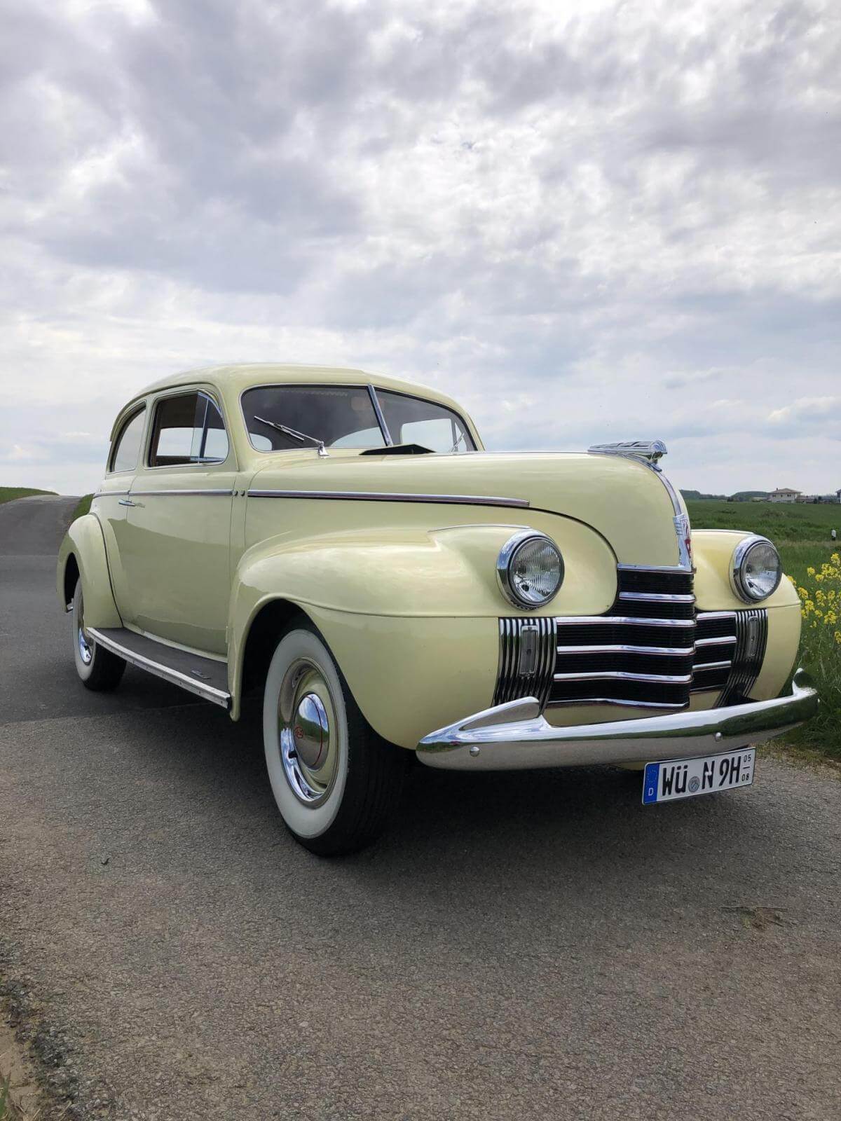 Dieses Foto zeigt den Oldsmobil Spezial G60 sedan, einen Oldtimer von 1940. Das Fahrzeug ist in einem top Zustand und verfügt über ein Wertgutachten der Note 2+. Es hat ein H-Kennzeichen und bekommt frischen TÜV bei der Übergabe. Die Farbe Havanna-Yellow steht diesem Klassiker hervorragend! Der 6-Zylinder Fleathead Motor arbeitet sehr zuverlässig. Biete jetzt mit und ersteigere diesen Klassiker mit Charakter!