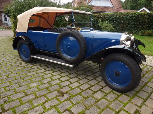 Dieses Foto zeigt den De Dion Bouton ID, einen Oldtimer aus dem Jahr 1920. Das Fahrzeug ist voll fahrbereit, hat TÜV und ein H-Kennzeichen. Es hat die Außenfarbe blau und trägt innen schwarzes Leder. Das Fahrzeug wurde bereits restauriert und ist top dokumentiert. Biete jetzt mit!