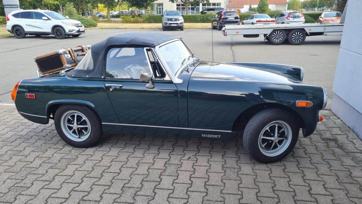 Dieses Foto zeigt den MG Midget, einen Oldtimer von 1979. Das Fahrzeug wird linksgelenkt und befindet sich in einem außergewöhnlich gepflegten und gut dokumentieren Zustand. Es besitzt ein H-Kennzeichen und TÜV. Es handelt sich um den Roadster aus dem letzten Produktionsjahr, was ihn auch für Sammler sehr spannend macht. Das Fahrzeug wurde aus Kalifornien importiert und es wurde schonn einige Verbesserungen vorgenommen. Biete jetzt mit!