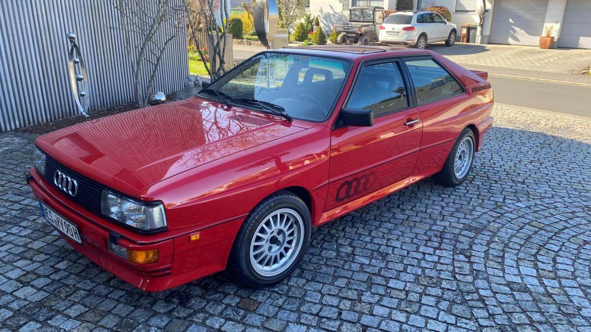 Dieses Foto zeigt den Audi Urquattro, einen Oldtimer von 1990. Das Fahrzeug ist in einem top Zustand! Es handelt sich um einen Garagenfahrzeug mit frischem TÜV. Es wurden bereits umfangreiche Investitionen in den Werterhalt vorgenommen. Biete jetzt mit und ersteigere dieses Sammlerstück!