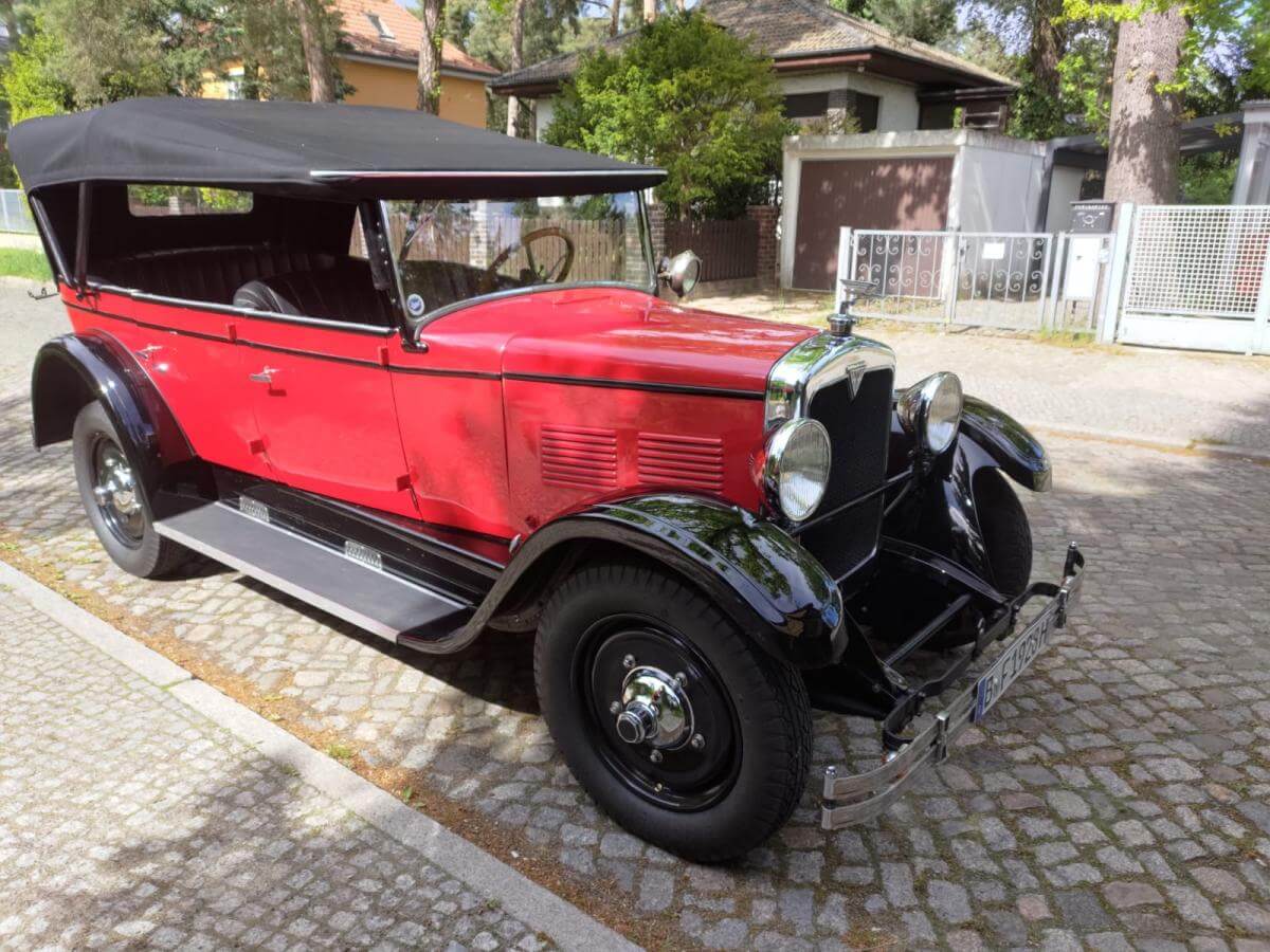Dieses Foto zeigt den Adlerwerke Adler Favorit 8J, einen Oldtimer aus dem Jahr 1928. Es handelt sich um das letzte bekannte Exemplar dieser Serie! Der Wagen wurde aufwändig restauriert und befindet sich in einem top Zustand! Top dokumentiert und erst 300 Km gefahren seit der Restauration. Quasi Neuzustand. Außerdem verfügt der Wagen über ein Originalitätsechtheitszertifikat! Biete jetzt mit!