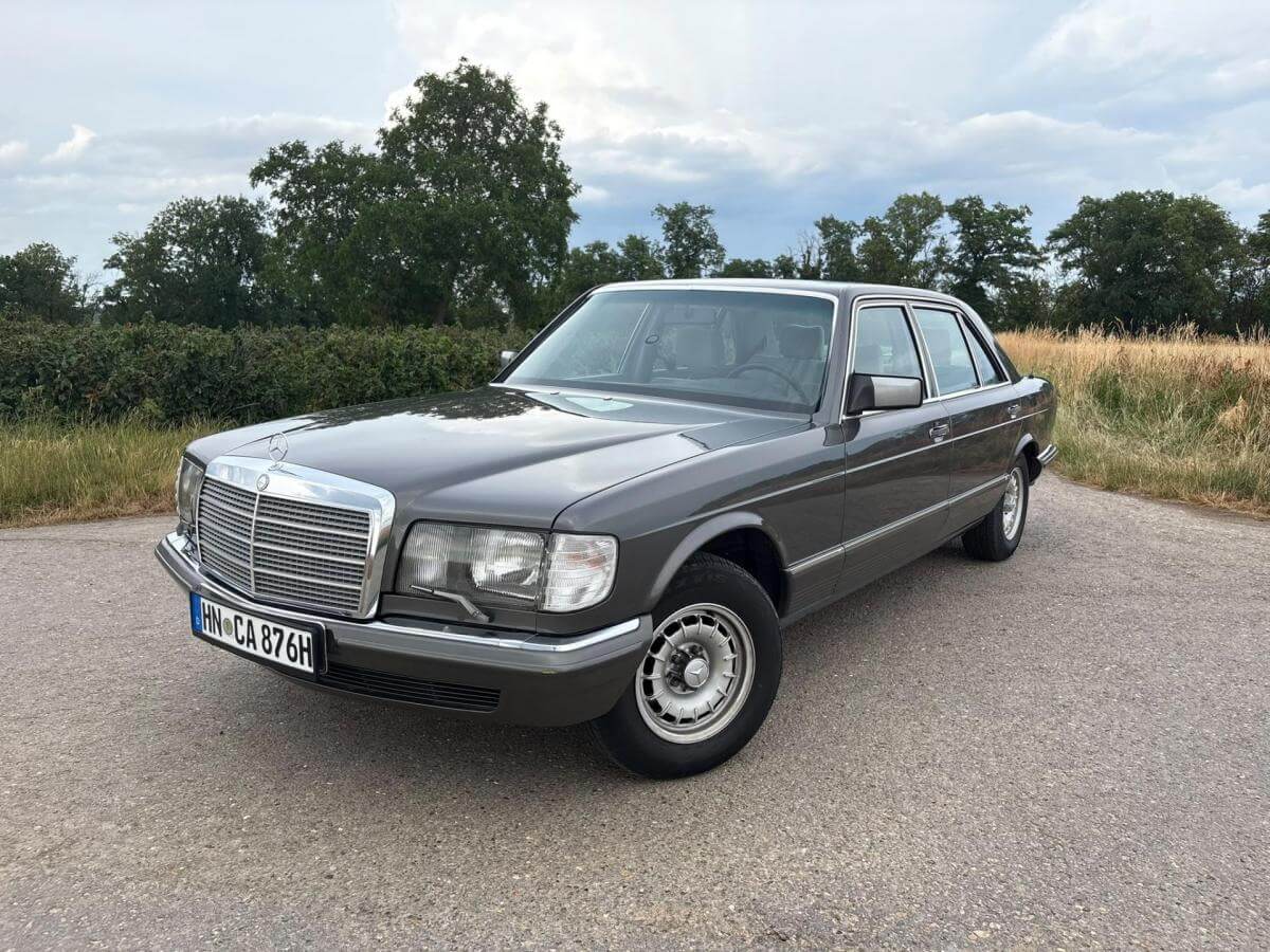 Dieses Foto zeigt den Mercedes-Benz 500 SEL (W126), eine S-Klasse im ausgezeichneten Zustand. Das Fahrzeug verfügt über ein Gutachten der Note 2+ und über frischen TÜV! Er bietet eine top Sonderausstattung und es wurden schon einige Erneuerungen vorgenommen. Außerdem verfügt es über eine ausgezeichnete Dokumentation! Biete jetzt mit!