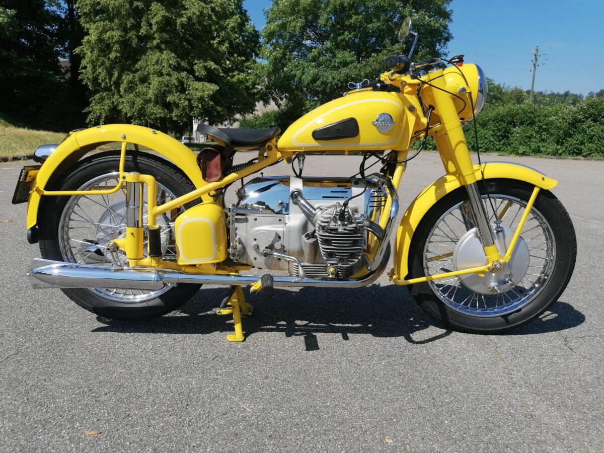 Dieses Foto zeigt die Condor C580 Rally, ein Oldtimer Motorrad aus der Schweiz von 1951. Es wurden nur rund 35 Stück davon gebaut – ein schriftliches Zertifikat der Firma Condor bestätigt die Echtheit. Sie wurde bereits aufwendig frame-off restauriert. Zustand ist top - wie neu! Lückenlose Historie ist vorhanden. Biete jetzt mit und ersteigere dieses gelbe Sammlerstück mit 14 kW!