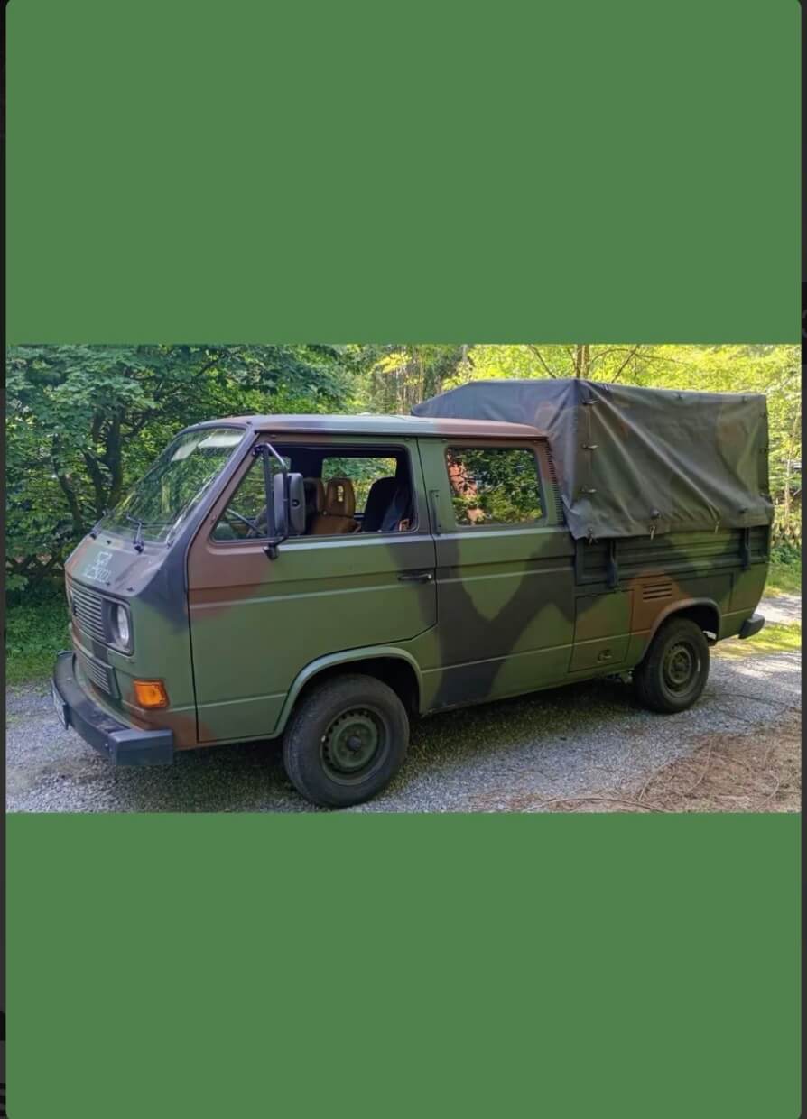 Dieses Foto zeigt die Volkswagen T3 Doka, einen Oldtimer von 1989. Es handelt sich um eine Doka aus einem ehemaligen Bundeswehrbestand. Original, unverbastelt und mit einer lückenlosen Historie! Das Fahrzeug verfügt über ein aktuelles Wertgutachten der Note 2- und hat ganz frischen TÜV. Es wurden schon etliche Verbesserungen vorgenommen. Angetrieben wird es mit einem 1,7-Liter-Diesel Motor. Biete jetzt mit und ersteigere diesen seltenen Klassiker!