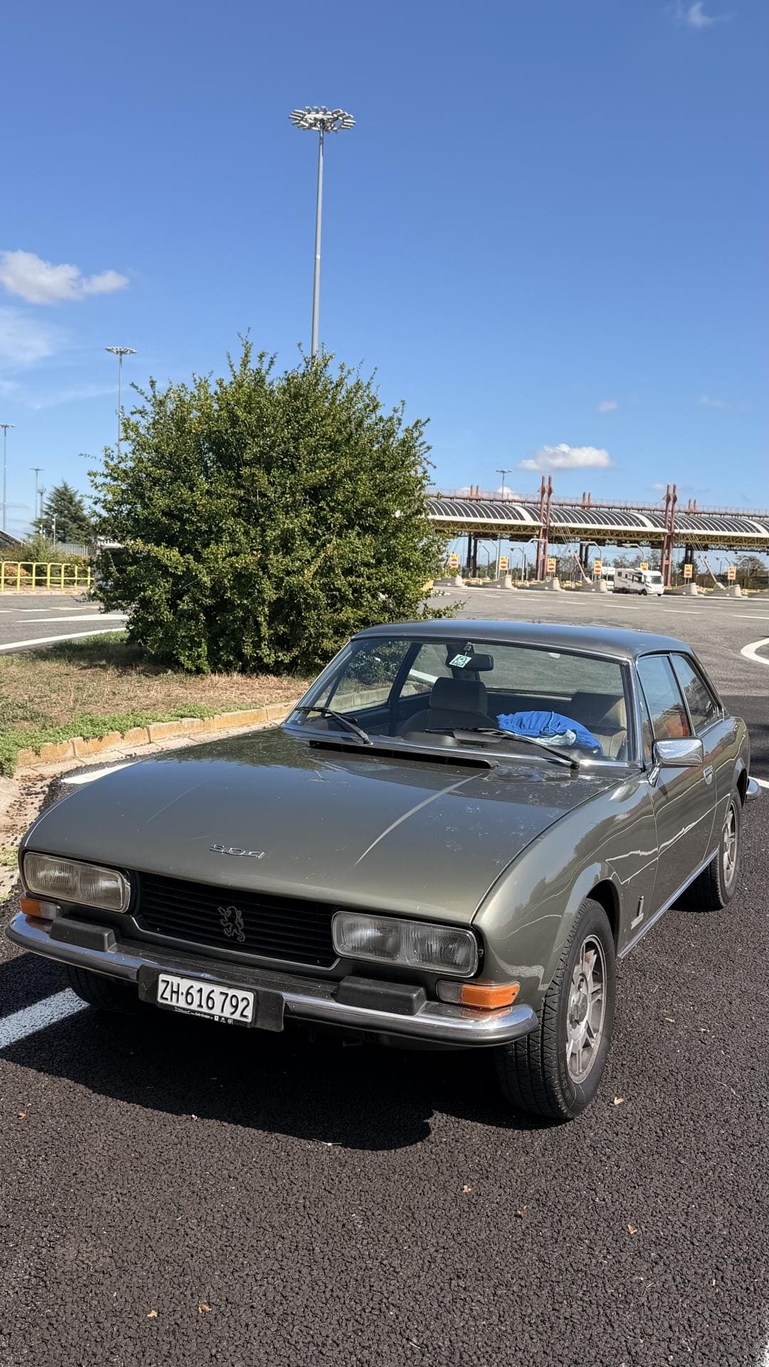 Dieses Foto zeigt den Peugeot 504 Coupé, einen Oldtimer von 1979. Das Fahrzeug ist voll fahrbereit und ist kürzlich erst über den großen Bernardino nach Turin gefahren. Gezeichnet und gebaut bei Pininfarina in Turin, verbindet er französischen Fahrkomfort mit italienischer Linienführung. Unter der Haube arbeitet die stärkste Motorisierung, die es für das 504 Coupé gab: der seidenweiche V6 mit 2.663 cm³ und 144 PS. Es hat einige Roststellen, die aber leicht zu beheben sind. Biete jetzt mit und nutze diese günstige Gelegenheit diesen Klassiker mit Stil und Power zu ersteigern!
