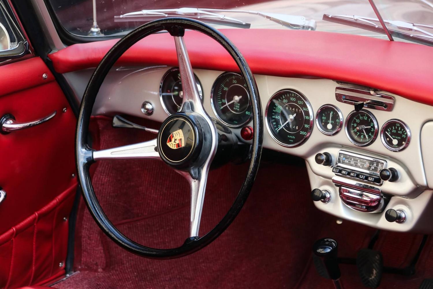 Lenkrad und Innenraum eines roten Ferrari Oldtimers