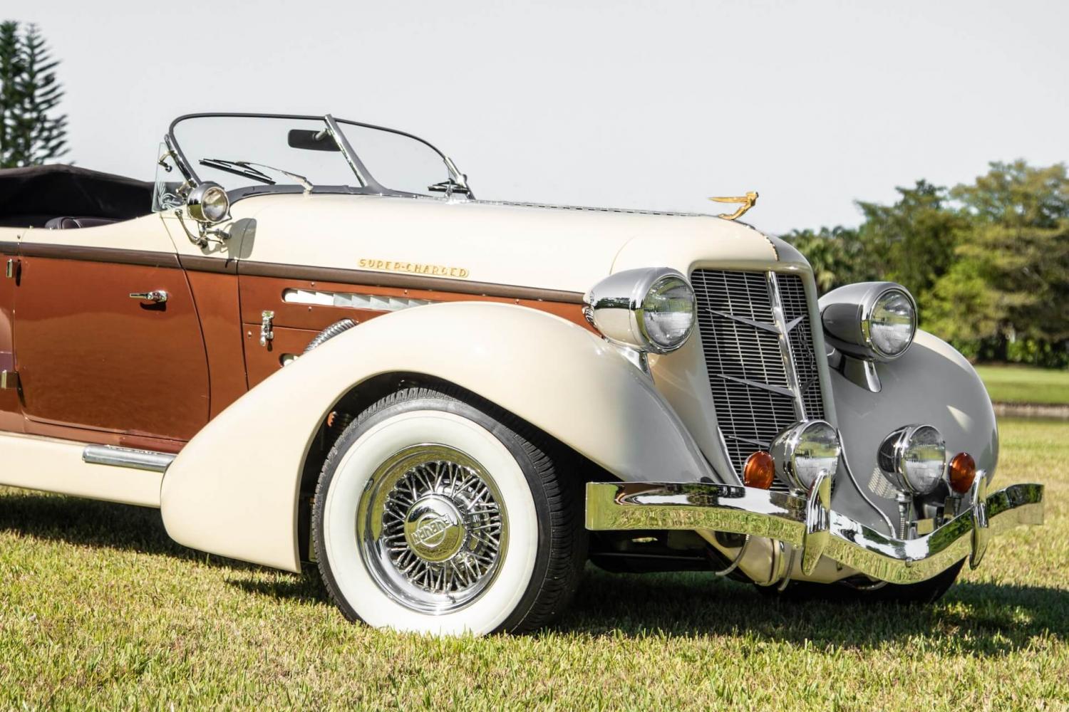 weiß-brauner Rolls-Royce Oldtimer